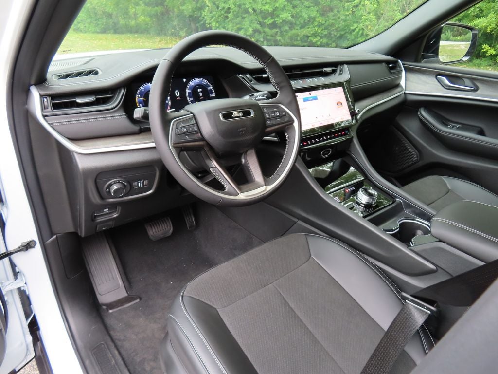 2027 Jeep Grand Cherokee Laredo Altitude