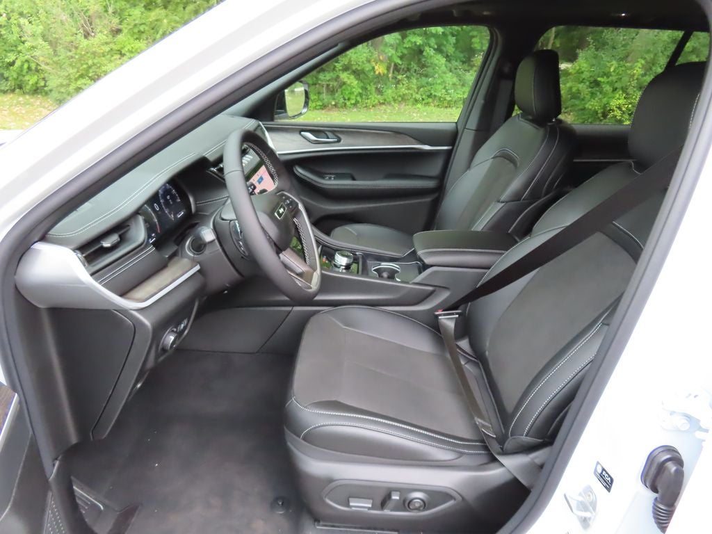 2027 Jeep Grand Cherokee Laredo Altitude