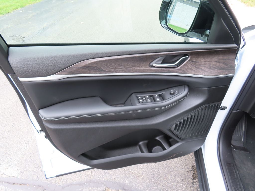 2027 Jeep Grand Cherokee Laredo Altitude