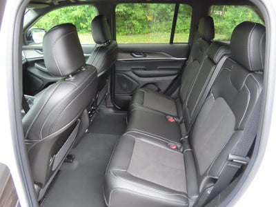 2027 Jeep Grand Cherokee Laredo Altitude