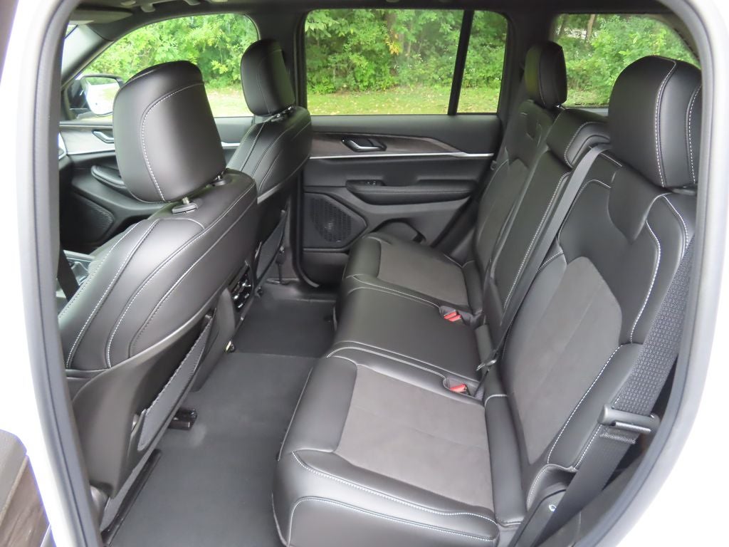 2027 Jeep Grand Cherokee Laredo Altitude