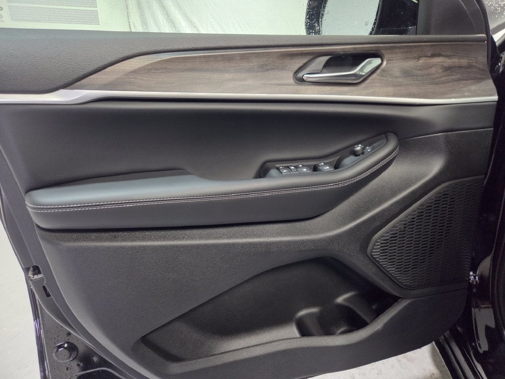 2027 Jeep Grand Cherokee L Laredo Altitude