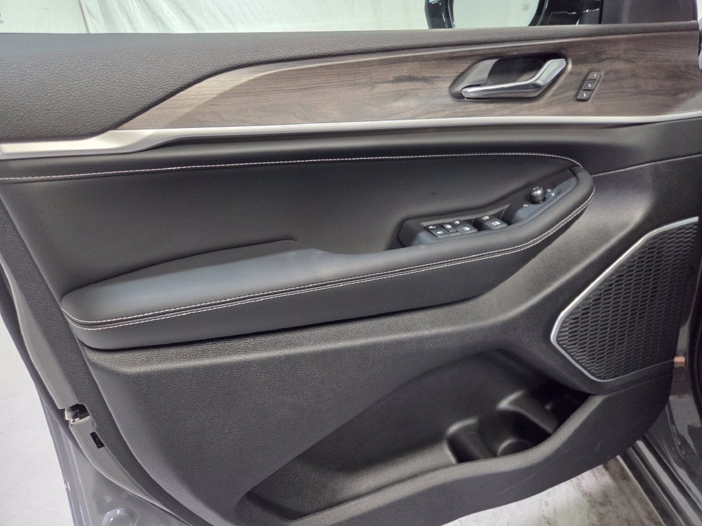 2027 Jeep Grand Cherokee L Limited Reserve